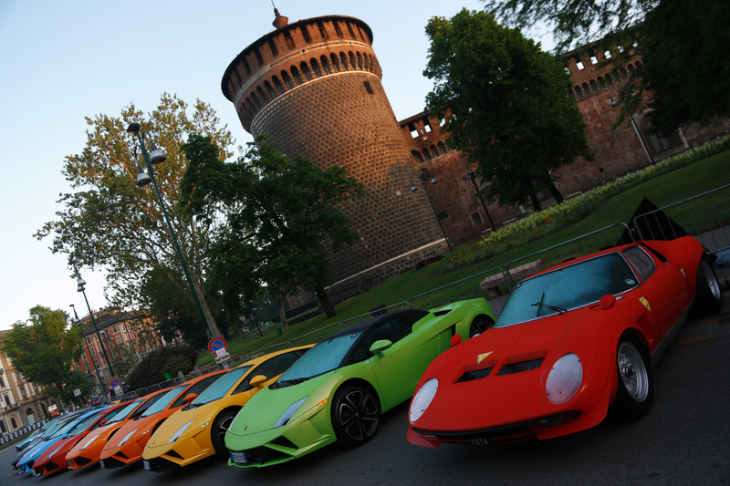 Illustration for article titled Why A Fleet Of 350 Lamborghinis Is Currently Driving Across Italy